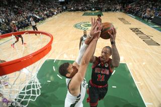 足球的当前 足球的当前